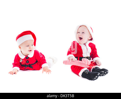 Entzückende Santa Baby - jungen und Mädchen, die isoliert auf weiss Stockfoto