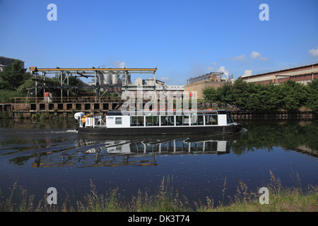 Anderton Lift Reise Boot auf dem Fluss Weaver neben Tata Chemicals Europe Website und die Anderton Lift Winnington, Northwic Stockfoto