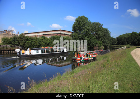 Boote auf dem Fluss Weaver neben Tata Chemicals Europe Website und die Anderton Lift Winnington, Northwich Stockfoto