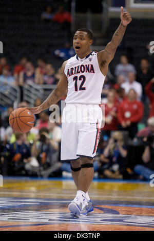 11. März 2011 gibt - Los Angeles, California, Vereinigte Staaten von Amerika - Arizona Wildcats Wache Lamont Jones #12 sein Team einen Daumen nach oben als die Wildcats die USC Trojans besiegten, um der Pac-10-Turnier-Finale zu gelangen. (Kredit-Bild: © Tony Leon/Southcreek Global/ZUMAPRESS.com) Stockfoto