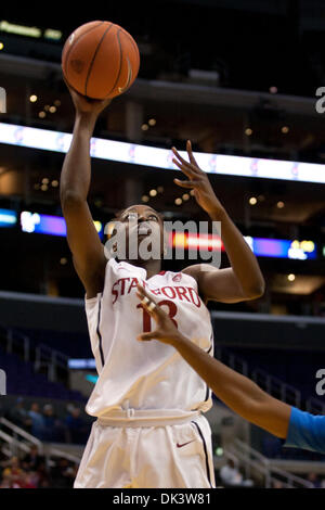 12. März 2011 - Los Angeles, Kalifornien, USA - Stanford weiterleiten CHINEY OGWUMIKE #13 in Aktion während der NCAA Pacific Life Pac-10 Turnier Womens Basketball Meisterschaftsspiel zwischen der Stanford Cardinal und die UCLA Bruins im Staples Center. (Kredit-Bild: © Brandon Parry/Southcreek Global/ZUMAPRESS.com) Stockfoto