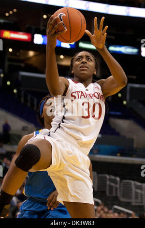 12. März 2011 - Los Angeles, Kalifornien, USA - Stanford weiterleiten NNEMKADI OGWUMIKE #30 in Aktion während der NCAA Pacific Life Pac-10 Turnier Womens Basketball Meisterschaftsspiel zwischen der Stanford Cardinal und die UCLA Bruins im Staples Center. (Kredit-Bild: © Brandon Parry/Southcreek Global/ZUMAPRESS.com) Stockfoto