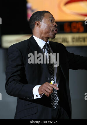 12. März 2011 Kopf - Garland, Texas, Vereinigte Staaten von Amerika - Alabama State Hornets Coach Lewis Jackson in Aktion während der SWAC Meisterschaftsspiel zwischen der Alabama State Hornets und die Grambling State Tigers im Special Events Center in Garland, Texas. Alabama State Hornissen besiegen Grambling State Tiger 65 48 (Credit-Bild: © Dan Wozniak/Southcreek Global/ZUMAPRESS.com Stockfoto
