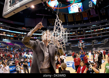 12. März 2011 - nimmt Los Angeles, Kalifornien, USA - Stanford Cheftrainer Tara VanDerveer die Endfassung des Netzes nach Stanford Pacific Life Pac-10 Damen gewann Finale gegen die UCLA Bruins im Staples Center. (Kredit-Bild: © Brandon Parry/Southcreek Global/ZUMAPRESS.com) Stockfoto