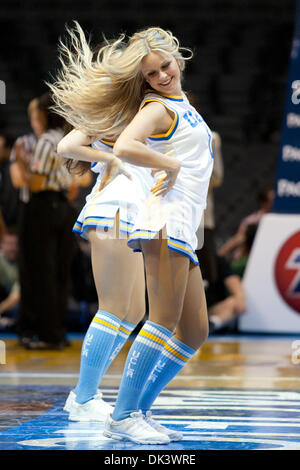 12. März 2011 - Los Angeles, Kalifornien, USA - UCLA Cheerleader tanzen bei einem Timeout der NCAA Pacific Life Pac-10 Turnier Womens Basketball Meisterschaftsspiel zwischen der Stanford Cardinal und die UCLA Bruins im Staples Center. Der Kardinal fuhr fort, um die Bruins mit einem Endstand von 64-55 zu besiegen. (Kredit-Bild: © Brandon Parry/Southcreek Global/ZUMAPRESS.com) Stockfoto