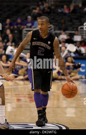 12. März 2011 - Los Angeles, Kalifornien, USA - Washington Huskies bewachen Isaiah Thomas #2 bei der NCAA Pacific Life Pac-10 Turnier-Basketball-Meisterschaft-Spiel zwischen den Arizona Wildcats und der Washington Huskies im Staples Center. (Kredit-Bild: © Brandon Parry/Southcreek Global/ZUMAPRESS.com) Stockfoto