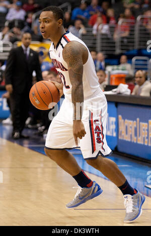 12. März 2011 - Los Angeles, Kalifornien, USA - Arizona Wildcats bewachen Lamont Jones #12 in Aktion bei der NCAA Pacific Life Pac-10 Turnier-Basketball-Meisterschaft-Spiel zwischen den Arizona Wildcats und der Washington Huskies im Staples Center. (Kredit-Bild: © Brandon Parry/Southcreek Global/ZUMAPRESS.com) Stockfoto