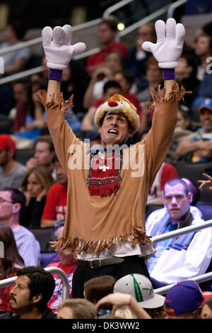 12. März 2011 - Jubel Los Angeles, Kalifornien, USA - Washington A Fan sein Team auf, bei der NCAA Pacific Life Pac-10 Turnier-Basketball-Meisterschaft-Spiel zwischen den Arizona Wildcats und der Washington Huskies im Staples Center. (Kredit-Bild: © Brandon Parry/Southcreek Global/ZUMAPRESS.com) Stockfoto