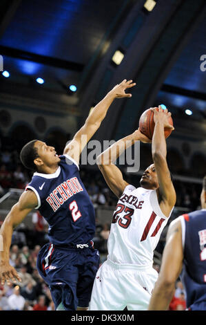 12. März 2011 - Atlantic City, New Jersey, USA - Tempel Eulen schützen Ramone Moore (23) Triebe während der Verteidigung von Richmond Spiders bewachen Cedrick Lindsay (2). In einem A10 stört Titelkampf Richmond Tempel 58 bis 54. In einem Spiel in der Boardwalk Hall in Atlantic City, New Jersey (Credit-Bild: © Mike McAtee/Southcreek Global/ZUMAPRESS.com) Stockfoto