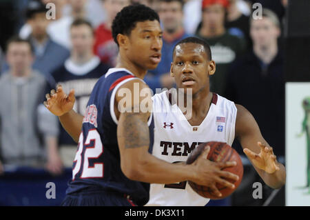 12. März 2011 - Atlantic City, New Jersey, USA - Richmond Spiders weiter Justin Harper (32) mit dem Ball wird bewacht von Temple Owls vorwärts Lavoy Allen (24). In einem A10 stört Titelkampf Richmond Tempel 58 bis 54. In einem Spiel in der Boardwalk Hall in Atlantic City, New Jersey (Credit-Bild: © Mike McAtee/Southcreek Global/ZUMAPRESS.com) Stockfoto