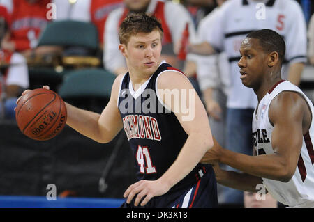 12. März 2011 - Atlantic City, New Jersey, USA - Richmond Spiders Mitte Dan Geriot (41) mit dem Ball wird bewacht von Temple Owls vorwärts Lavoy Allen (24). In einem A10 stört Titelkampf Richmond Tempel 58 bis 54. In einem Spiel in der Boardwalk Hall in Atlantic City, New Jersey (Credit-Bild: © Mike McAtee/Southcreek Global/ZUMAPRESS.com) Stockfoto