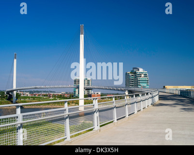 Blick auf den Bob Kerrey Brücke und Missouri River, Blick nach Westen in Richtung Omaha, Nebraska von Council Bluffs, Iowa. Stockfoto