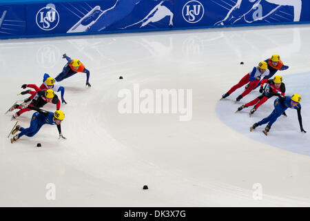 12. März 2011 führt - Sheffield, Großbritannien - Korea-Team während der Mens 5000 m Staffel Halbfinale bei Isu Short Track Speedskating Weltmeisterschaften, wie die deutsche Nationalmannschaft folgen... Korea und Deutschland gelungen, für das Finale qualifizieren. (Kredit-Bild: © Marcello Farina/Southcreek Global/ZUMAPRESS.com) Stockfoto