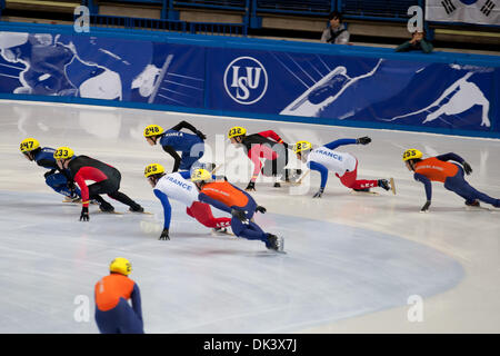 12. März 2011 führt - Sheffield, Großbritannien - Korea-Team während der Mens 5000 m Staffel Halbfinale bei Isu Short Track Speedskating Weltmeisterschaften, wie die deutsche Nationalmannschaft folgen... Korea und Deutschland gelungen, für das Finale qualifizieren. (Kredit-Bild: © Marcello Farina/Southcreek Global/ZUMAPRESS.com) Stockfoto