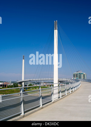 Blick auf den Bob Kerrey Brücke und Missouri River, Blick nach Westen in Richtung Omaha, Nebraska von Council Bluffs, Iowa. Stockfoto