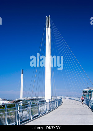 Blick auf den Bob Kerrey Brücke und Missouri River, Blick nach Westen in Richtung Omaha, Nebraska von Council Bluffs, Iowa. Stockfoto