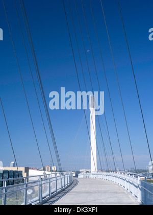 Blick auf den Bob Kerrey Brücke und Missouri River, Blick nach Westen in Richtung Omaha, Nebraska von Council Bluffs, Iowa. Stockfoto