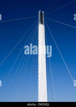 Blick auf den Bob Kerrey Brücke und Missouri River, Blick nach Westen in Richtung Omaha, Nebraska von Council Bluffs, Iowa. Stockfoto