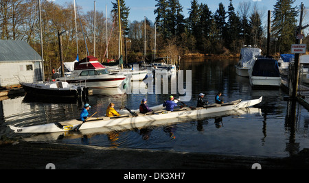 Sechs Personen auf den Weg nach einem Paddel. Courtenay, Vancouver Island, British Columbia, Kanada. Stockfoto
