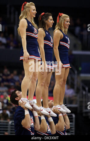 12. März 2011 - Los Angeles, California, Vereinigte Staaten von Amerika - University of Arizona Cheerleader führen und unterhalten das Publikum während der Pac-10-Turnier-Finale, zwischen der University of Washington Huskies und die University of Washington Wildcats.  Die Gewinner erhalten ein automatisches Gebot für das NCAA Turnier.  Washington besiegte Arizona 77-75. (Kredit-Bild: © Tony Leo Stockfoto