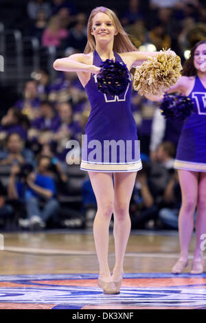 12. März 2011 - Los Angeles, California, Vereinigte Staaten von Amerika - University of Washington Cheerleader führen und unterhalten das Publikum während einer Pause in der Aktion. (Kredit-Bild: © Tony Leon/Southcreek Global/ZUMAPRESS.com) Stockfoto