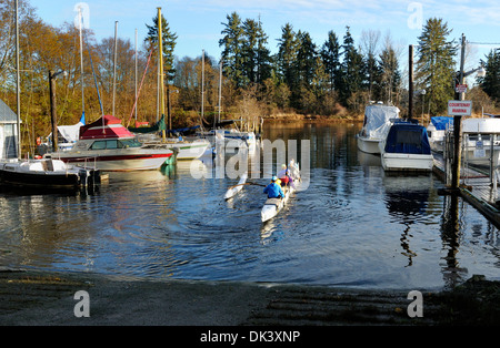 Sechs Personen auf den Weg nach einem Paddel. Courtenay, Vancouver Island, British Columbia, Kanada. Stockfoto