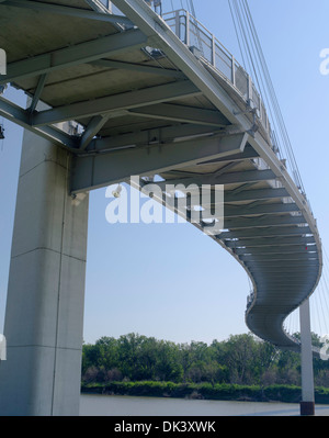 Unterseite auf der Bob Kerrey Brücke und Missouri River, Blick nach Osten von Omaha, Nebraska in Richtung Council Bluffs, Iowa. Stockfoto