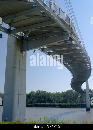 Unterseite auf der Bob Kerrey Brücke und Missouri River, Blick nach Osten von Omaha, Nebraska in Richtung Council Bluffs, Iowa. Stockfoto