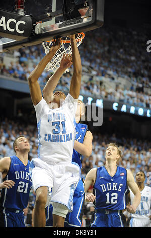 13. März 2011 - Greensboro, North Carolina; USA - legt JOHN HENSON (31) von der North Carolina Tarheels Sie den Korb in der ersten Hälfte, wie die Duke Blue Devils gegen die North Carolina-Tarheels in der Meisterschaftsspiel als Bestandteil der Atlantic Coast Conference ACC Basketball-Turnier zu konkurrieren, die im Greensboro Coliseum stattfindet. Copyright 2011 Jason Moore. (Kredit Imag Stockfoto