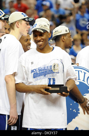 13. März 2011 - Greensboro, North Carolina; USA - präsentiert NOLAN SMITH (2) die Duke Blue Devils mit der ACC Meisterschaft MVP-Trophäe, wie die Duke Blue Devils gegen die North Carolina-Tarheels in der Meisterschaftsspiel als Bestandteil der Atlantic Coast Conference ACC Basketball-Turnier zu konkurrieren, die im Greensboro Coliseum stattfindet. Copyright 2011 Jason Moore. (Credit Stockfoto