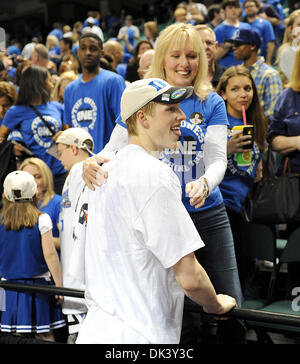 13. März 2011 - Greensboro, North Carolina; USA - KYLE SINGLER (12) die Duke Blue Devils ist gratulierte, von seiner Mutter auf der Tribüne nach der ACC Meisterschaft zu gewinnen, wie die Duke Blue Devils gegen die North Carolina-Tarheels in der Meisterschaftsspiel als Bestandteil der Atlantic Coast Conference ACC Basketball-Turnier konkurrieren, die im Greensboro Coliseum stattfindet. COP Stockfoto