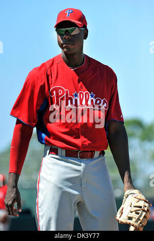 13. März 2011 - Fort Myers, Florida, Vereinigte Staaten von Amerika - Phillies ersten BasemanJohn Mayberry (#15) während des Spring Training-Spiels zwischen der Philadelphia Phillies V Minnesota Twins im Hammond Stadium in Fort Myers, FL.  Die Phillies gewannen das Spiel 6: 3. (Kredit-Bild: © William A Guerro/Southcreek Global/ZUMAPRESS.com) Stockfoto