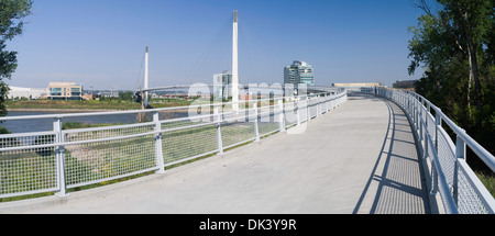 Blick auf den Bob Kerrey Brücke und Missouri River, Blick nach Westen in Richtung Omaha, Nebraska von Council Bluffs, Iowa. Stockfoto