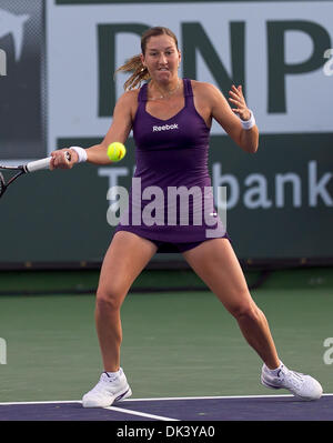 13. März 2011 - Indian Wells, Kalifornien, USA - Shahar Peer (ISR) in Aktion in der Frauen dritten Vorrundenspiel der BNP Paribas Open 2011 auf der Indian Wells Tennis Garden in Indian Wells, Kalifornien statt. Peer gewann mit einem Score von 2-6, 6-3, 7-5. (Kredit-Bild: © Gerry Maceda/Southcreek Global/ZUMAPRESS.com) Stockfoto