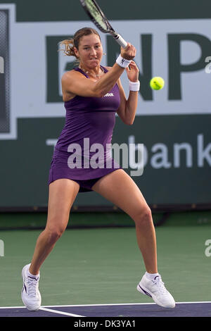 13. März 2011 - Indian Wells, Kalifornien, USA - Shahar Peer (ISR) in Aktion in der Frauen dritten Vorrundenspiel der BNP Paribas Open 2011 auf der Indian Wells Tennis Garden in Indian Wells, Kalifornien statt. Peer gewann mit einem Score von 2-6, 6-3, 7-5. (Kredit-Bild: © Gerry Maceda/Southcreek Global/ZUMAPRESS.com) Stockfoto