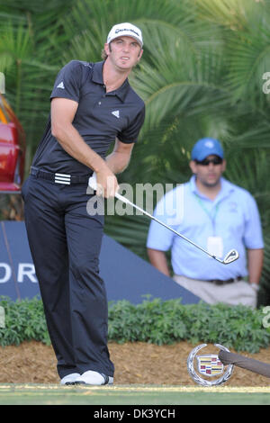 13. März 2011 - Miami, Florida, Vereinigte Staaten von Amerika - Dustin Johnson am 15. Abschlag in die letzte Runde der WGC Cadillac Championship in Doral Resort and Spa in Miami, (Credit-Bild: © Brad Barr/Southcreek Global/ZUMAPRESS.com) Stockfoto