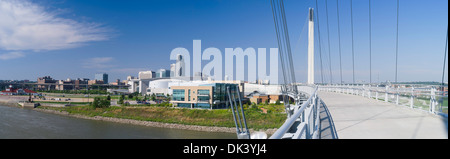 Blick auf den Bob Kerrey Brücke und Missouri River, Blick nach Westen in Richtung Omaha, Nebraska von Council Bluffs, Iowa. Stockfoto