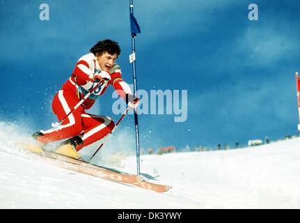 Datei - eine undatiertes Archiv Bild zeigt österreichischer Skifahrer Franz Klammer im Wettbewerb in der Slalom-Ski-Event von der 23 alpine Skiweltmeisterschaft 1974 in St. Moritz, Schweiz. Franz Klammer wird 60 Jahre am 3. Dezember 2013 verwandeln. Foto: HEINRICH SANDEN/Dpa Stockfoto