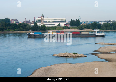 Niederländische Container-Schiff auf dem Rhein in Düsseldorf, Deutschland Stockfoto
