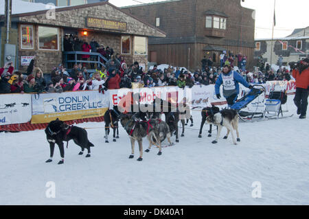 15. März 2011 kommt - Nome, Alaska, USA - Kotzebue resident JOHN BAKER in Nome, sein erste Iditarod-Rennen zu gewinnen. (Kredit-Bild: © Ron Levy/ZUMAPRESS.com) Stockfoto