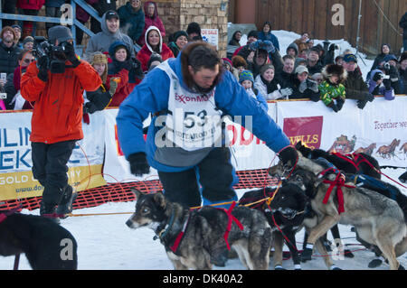 15. März 2011 kommt - Nome, Alaska, USA - Kotzebue resident JOHN BAKER in Nome, sein erste Iditarod-Rennen zu gewinnen. (Kredit-Bild: © Ron Levy/ZUMAPRESS.com) Stockfoto