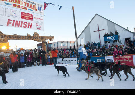 15. März 2011 kommt - Nome, Alaska, USA - Kotzebue resident JOHN BAKER in Nome, sein erste Iditarod-Rennen zu gewinnen. (Kredit-Bild: © Ron Levy/ZUMAPRESS.com) Stockfoto