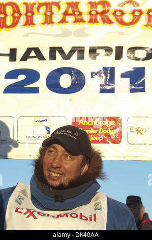 15. März 2011 kommt - Nome, Alaska, USA - Kotzebue resident JOHN BAKER in Nome, sein erste Iditarod-Rennen zu gewinnen. (Kredit-Bild: © Ron Levy/ZUMAPRESS.com) Stockfoto