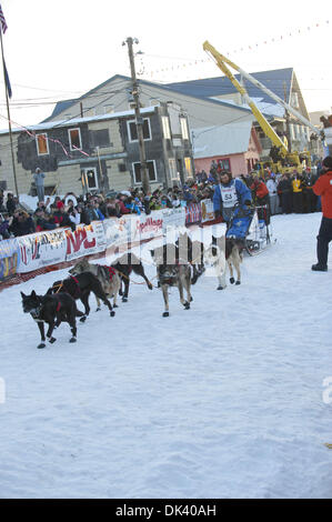 15. März 2011 kommt - Nome, Alaska, USA - Kotzebue resident JOHN BAKER in Nome, sein erste Iditarod-Rennen zu gewinnen... (Kredit-Bild: © Ron Levy/ZUMAPRESS.com) Stockfoto