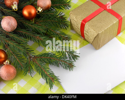Weihnachten Tannenbaum mit goldenen Geschenkbox und leeres Papier Stockfoto