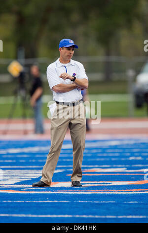 16. März 2011 - Boise, Idaho, USA - Boise State Broncos Cheftrainer Chris Petersen während des jährlichen Boise State Blue und Orange Spring Spiel im Stadion Bronco-Uhren. (Kredit-Bild: © Stanley Brewster/Southcreek Global/ZUMAPRESS.com) Stockfoto