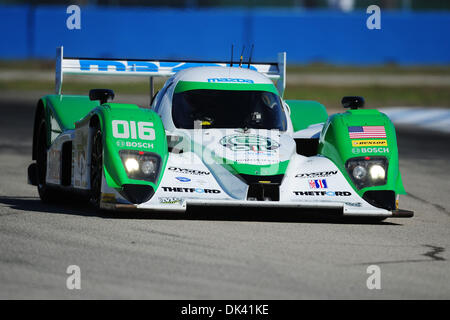 17. März 2011 - Sebring, Florida, USA - Dyson Lola Mazda Fahrer CHRIS DYSON während des Trainings für die 12 Stunden von Sebring, Florida Sebringin. (Kredit-Bild: © Rainier Ehrhardt/ZUMApress.com) Stockfoto