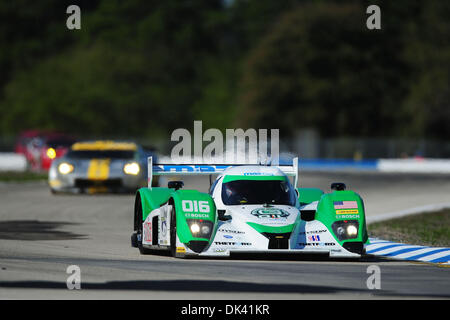 17. März 2011 - Sebring, Florida, USA - Dyson Lola Mazda Fahrer CHRIS DYSON während des Trainings für die 12 Stunden von Sebring, Florida Sebringin. (Kredit-Bild: © Rainier Ehrhardt/ZUMApress.com) Stockfoto