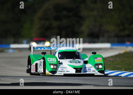 17. März 2011 - Sebring, Florida, USA - Dyson Lola Mazda Fahrer CHRIS DYSON während des Trainings für die 12 Stunden von Sebring, Florida Sebringin. (Kredit-Bild: © Rainier Ehrhardt/ZUMApress.com) Stockfoto