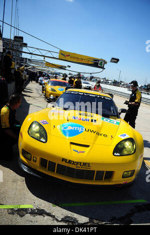 17. März 2011 - Sebring, Florida, USA-das Corvette-Team wartet auf Boxengasse während des Trainings für die 12 Stunden von Sebring, Florida Sebringin. (Kredit-Bild: © Rainier Ehrhardt/ZUMApress.com) Stockfoto